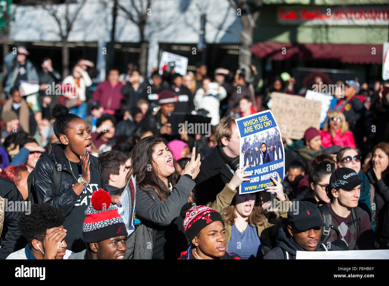 Chicago, Stati Uniti d'America. 09Dec, 2015. Manifestanti disturbare il traffico presso LaSalle Street e Congress Parkway, Mercoledì, 9 dicembre, 2015. Marzo partecipanti hanno chiesto le dimissioni del Sindaco Rahm Emanuel a seguito del rilascio di più video che mostra i casi di polizia tiri che sono stati tenuti da parte del pubblico. Credito: Max Herman/Alamy Live News Foto Stock