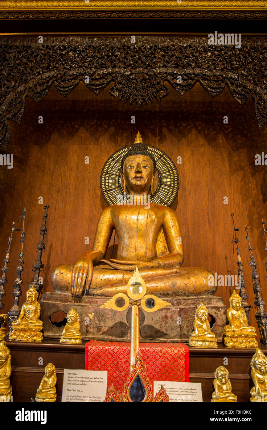 Legno di antiquariato scultura di Buddha di Wat Phra Kaeo - Chiang Rai, Thailandia Foto Stock