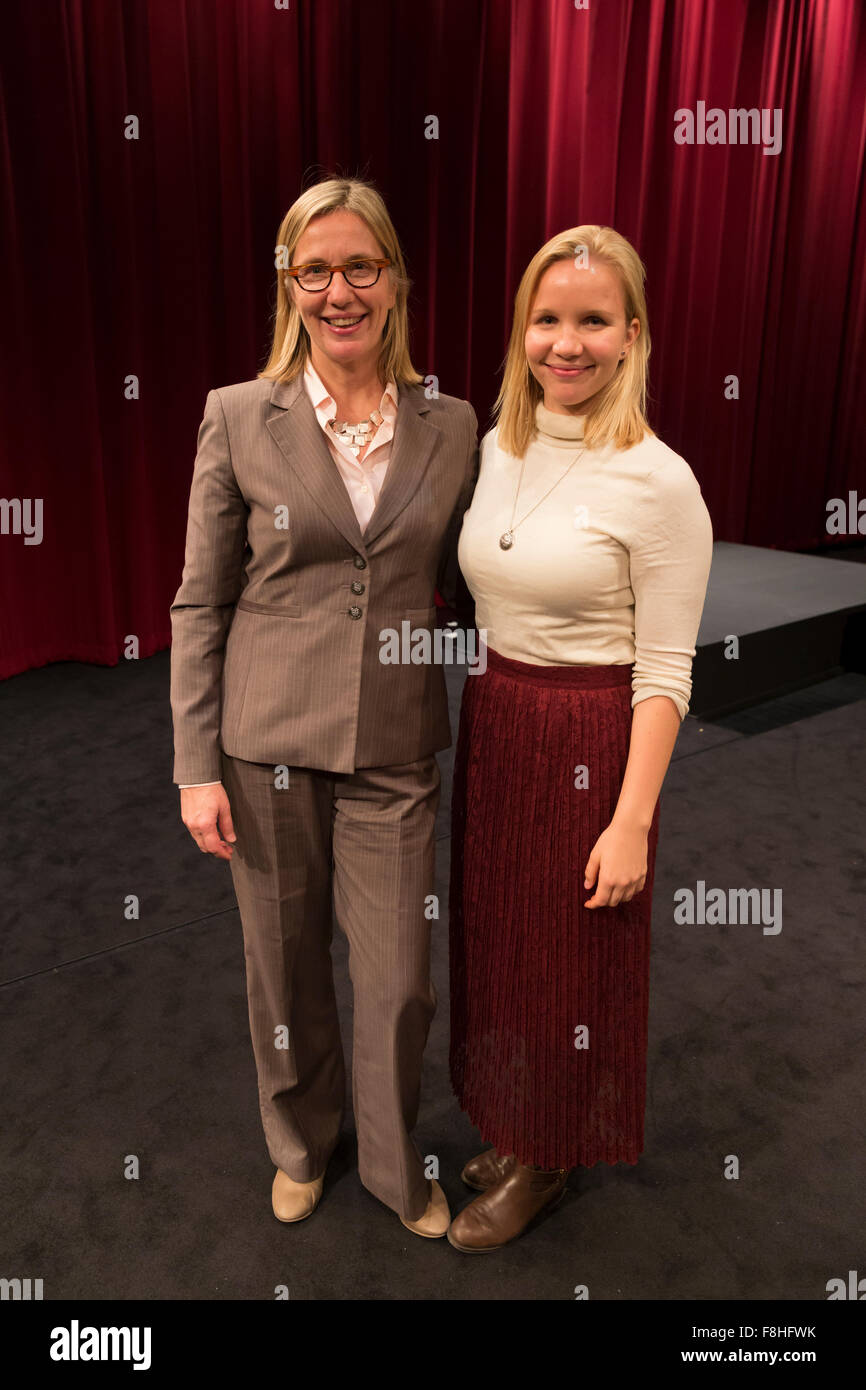 New York, NY, Stati Uniti d'America - 9 Dicembre 2015: Hanna Hamila & Beata Harju frequentare lo screening di Moomins sulla Riviera film per la miglior funzione di animazione considerazione al teatro SVA Foto Stock