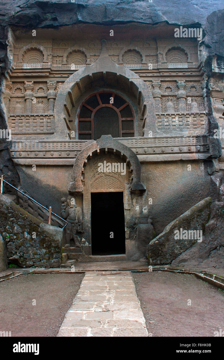 Grotta 18 : facciata di chaitya del Pandavleni Grotta. Contiene splendide sculture e stupa. Nasik, Maharashtra, India. Foto Stock