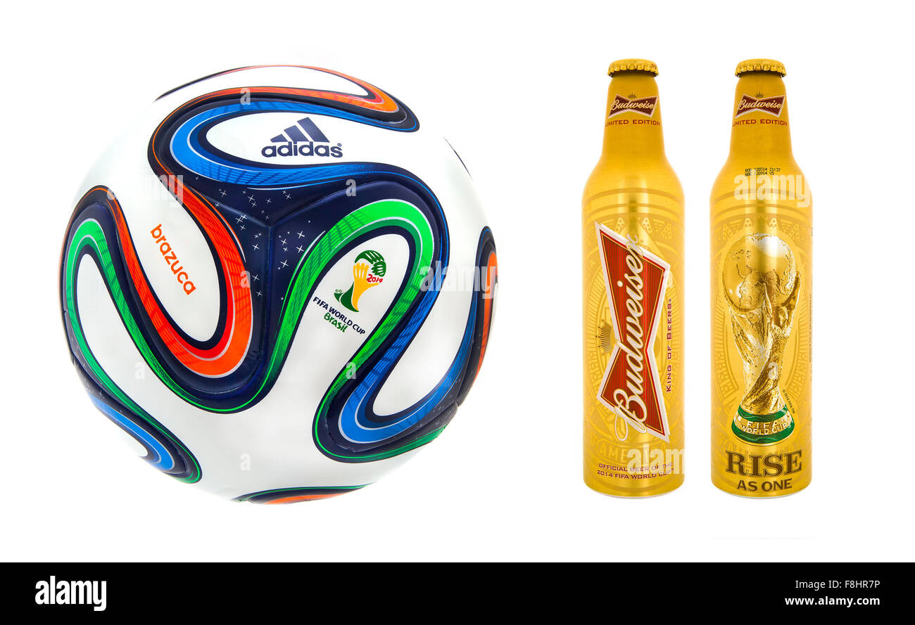 Adidas Football Brazuca con bottiglie di Budweiser, Official match ball e birra della Coppa del Mondo 2014 Foto Stock