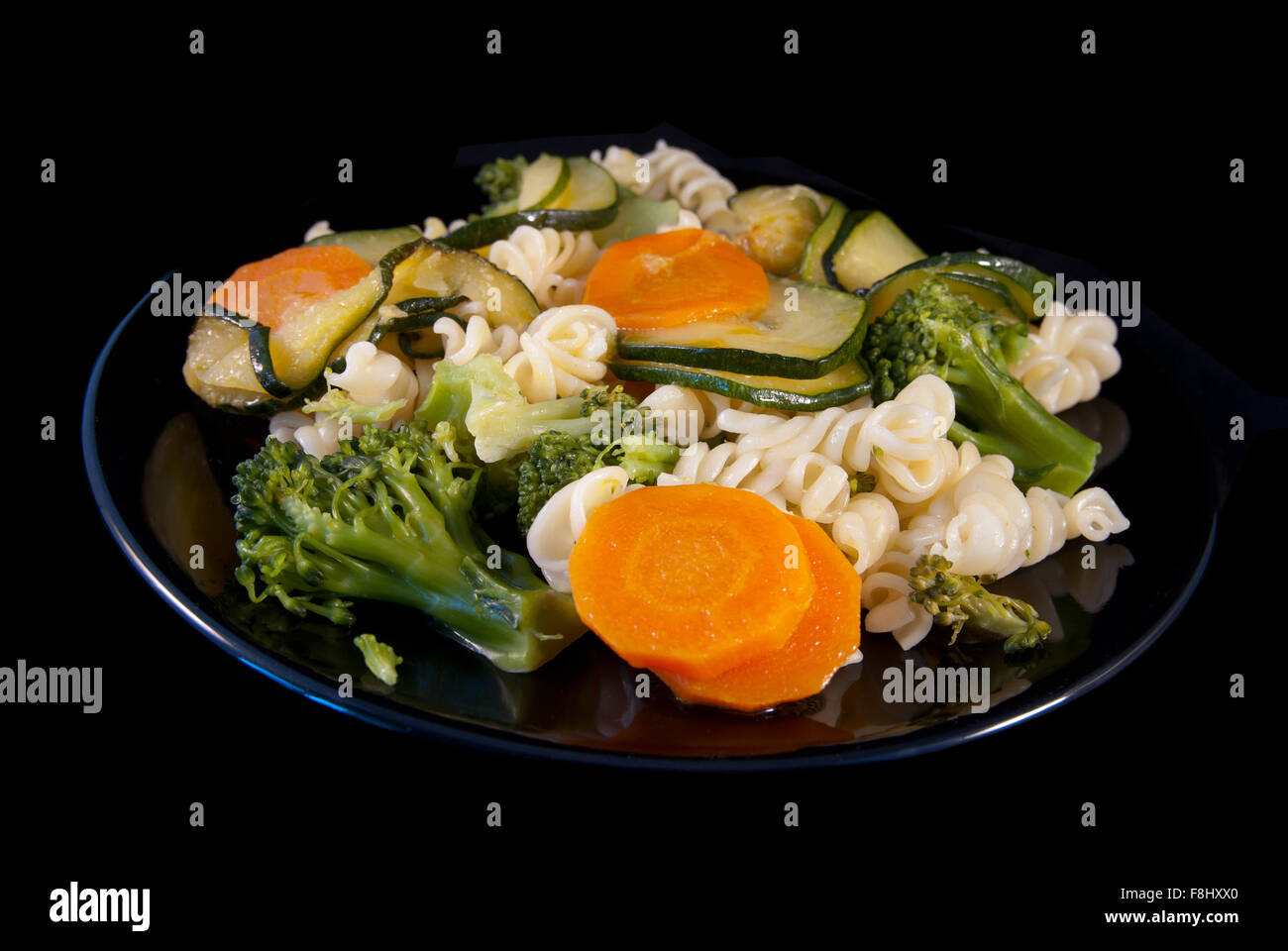 La pasta italiana Le girandole con broccoli, zucchine e carota Foto Stock