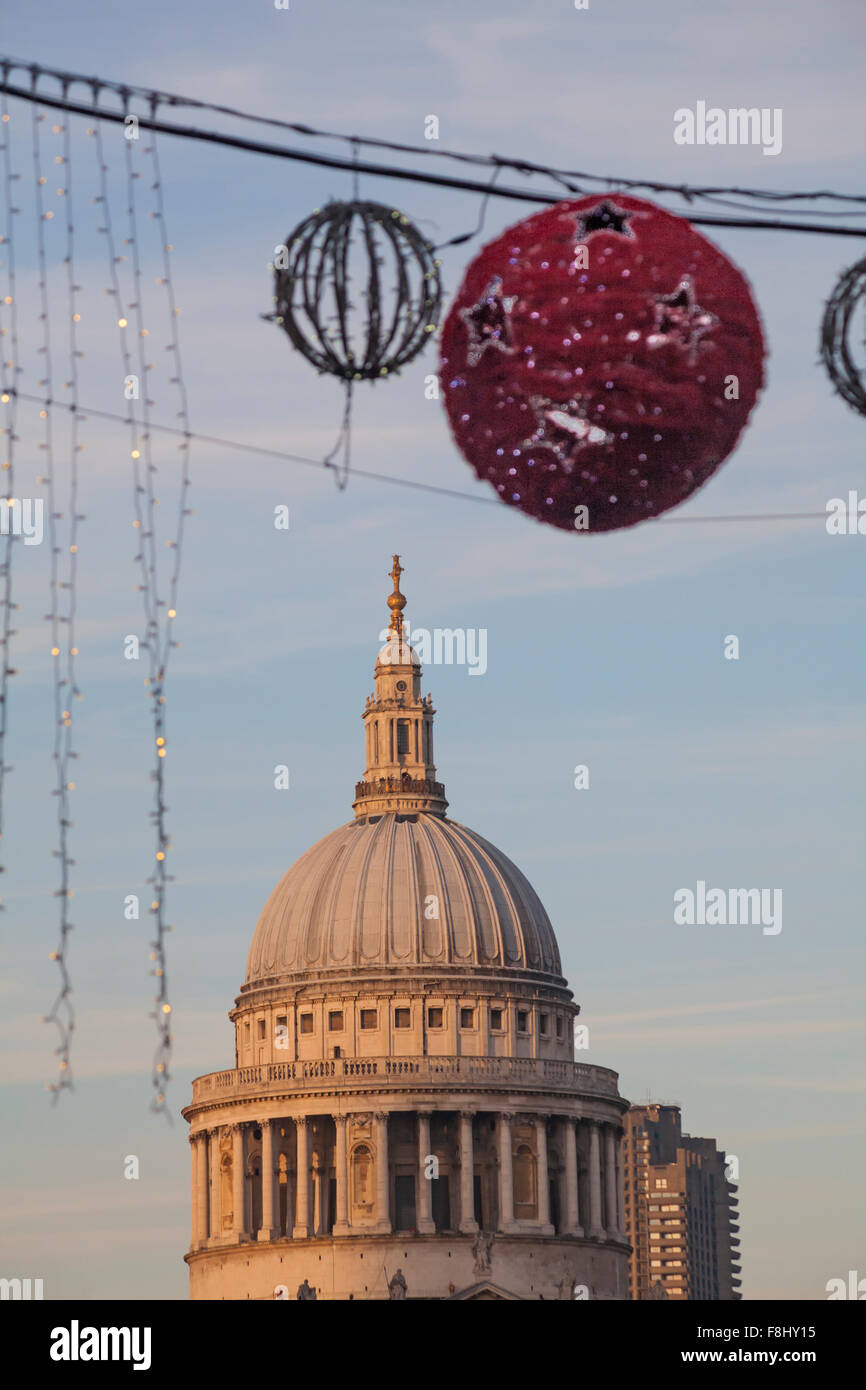 St Pauls Cathedral visto dal Southbank con Appendere le decorazioni di Natale, Londra nel dicembre Foto Stock