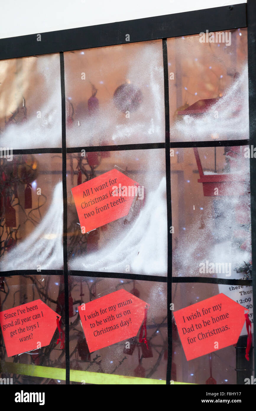 Auguri di Buon Natale nella finestra del mercato di Natale di stallo a Southbank, Londra nel dicembre Foto Stock