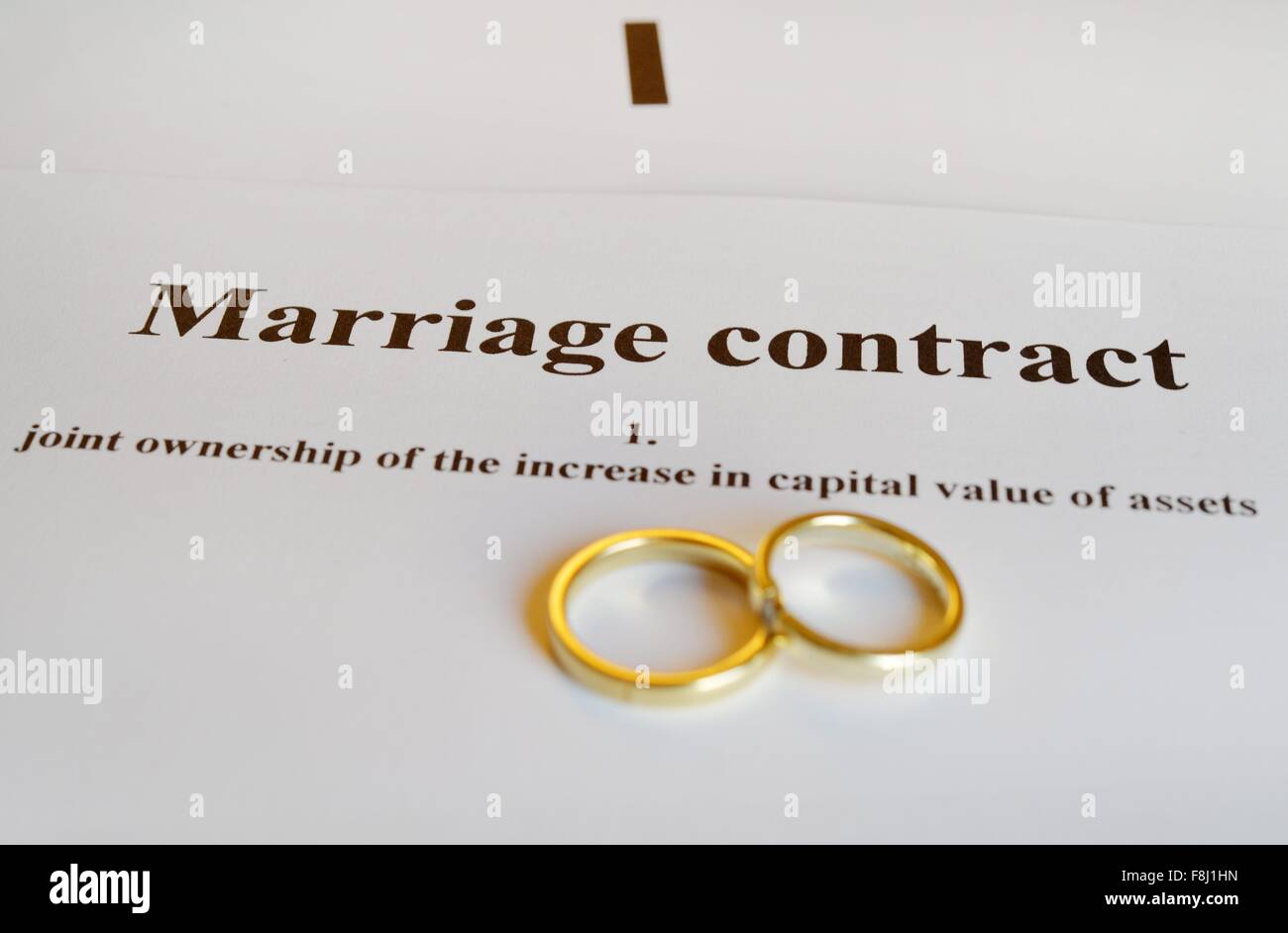 Due anelli si posa su un contratto di matrimonio, in Germania, città di Osterode, 09. Dicembre 2015. Foto: Frank può Foto Stock