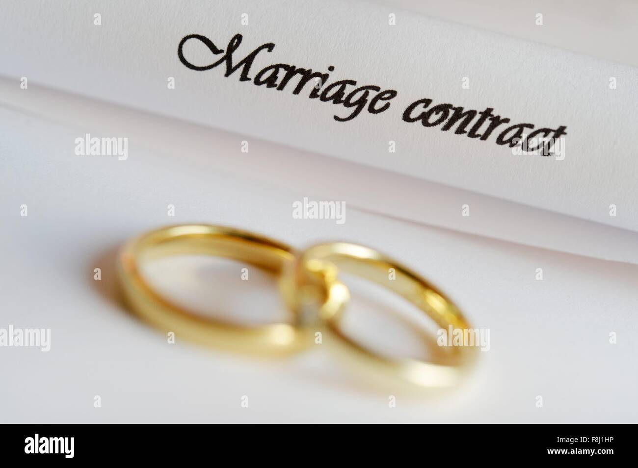 Due anelli si posa su un contratto di matrimonio, in Germania, città di Osterode, 09. Dicembre 2015. Foto: Frank può Foto Stock