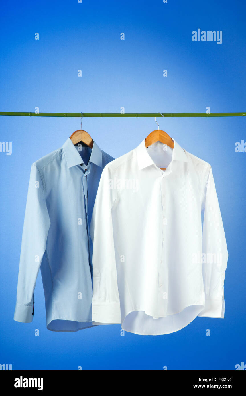 Camicia maschile contro il gradiente dello sfondo Foto Stock