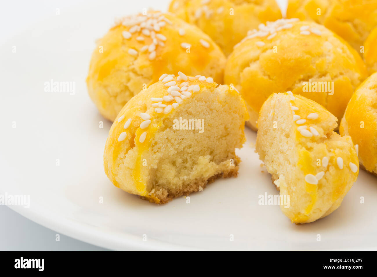 Pandan Mooncake a spirale mini giallo nella piastra bianca Foto Stock