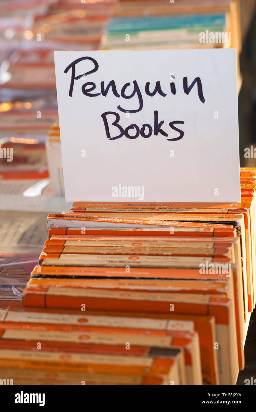 Libri di pinguini al mercato del libro di Southbank, Londra, Regno Unito a dicembre - stallo di libri usati Foto Stock