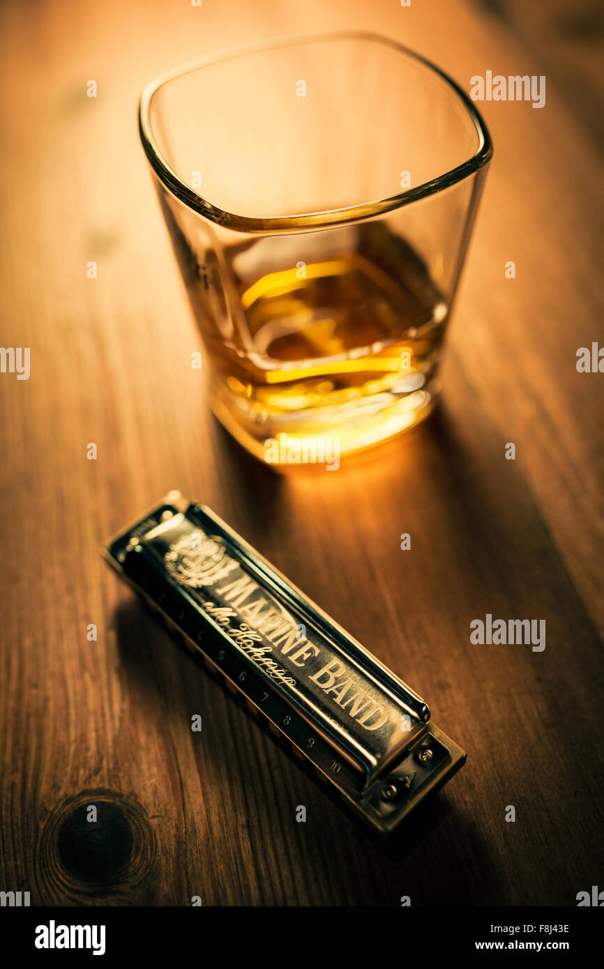 Il Bourbon whiskey e blues harmonica. Foto Stock