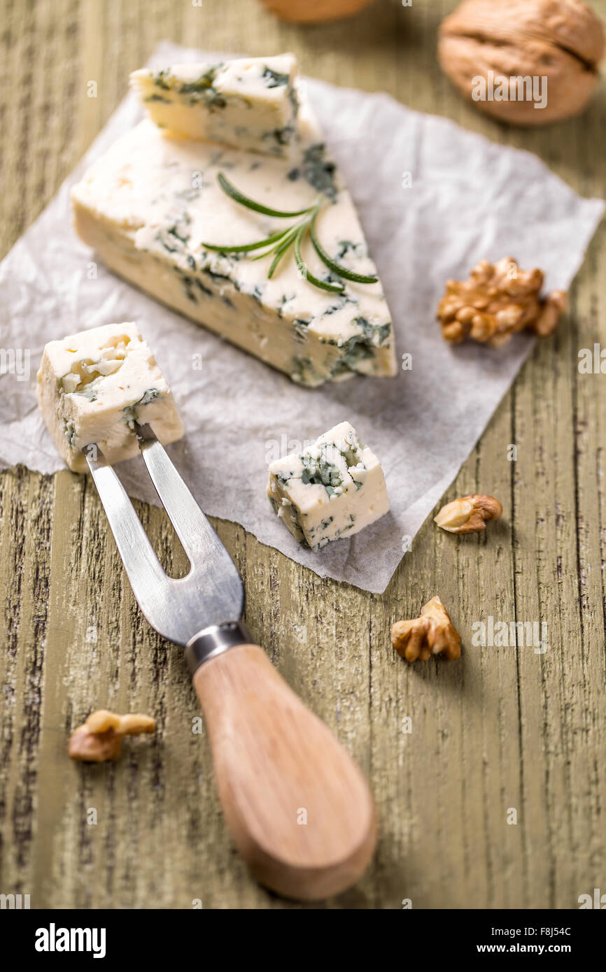 Formaggio blu con noci sul tavolo di legno Foto Stock