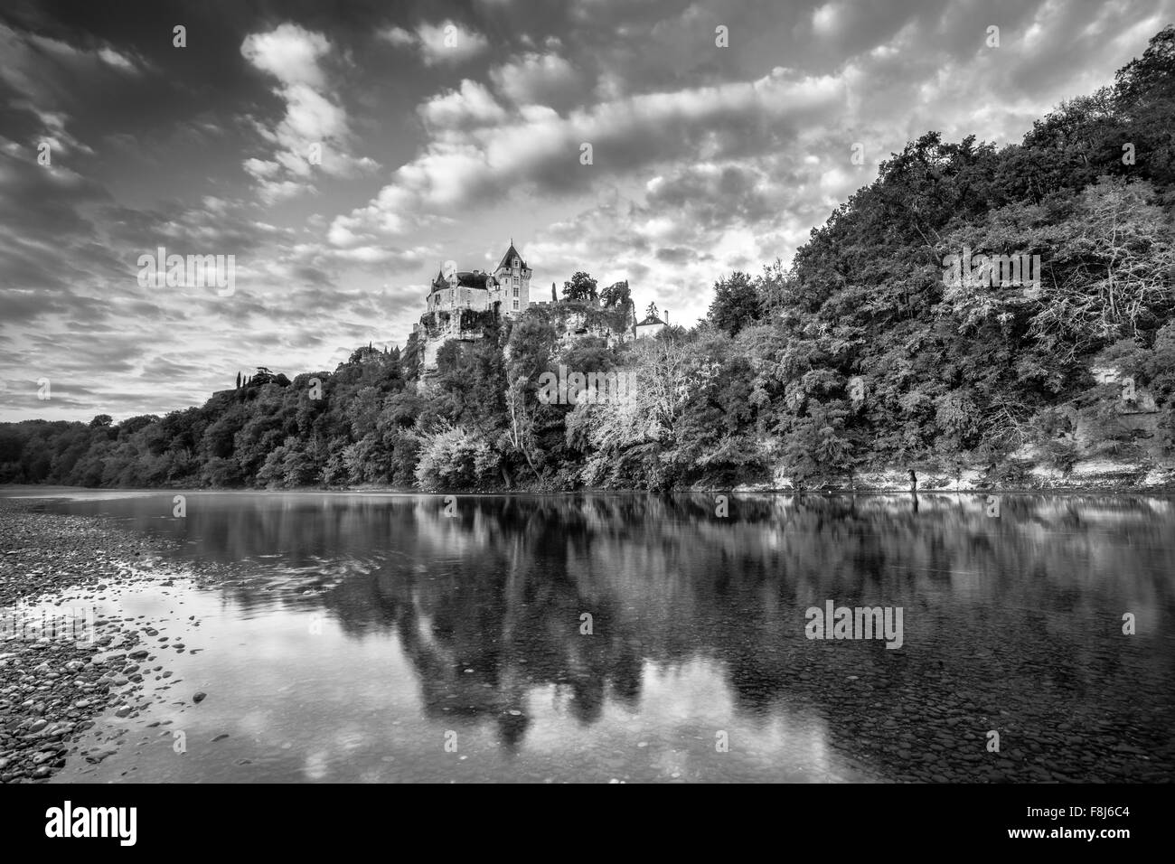 Chateau Monfort all'alba in bianco e nero Foto Stock