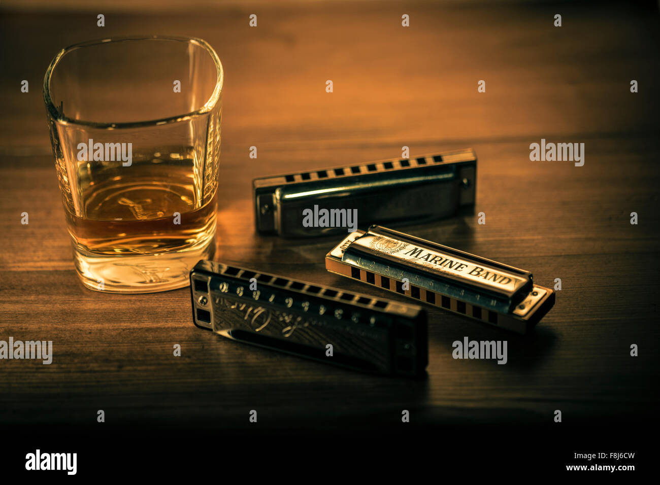 Il Bourbon whiskey e blues armoniche. Foto Stock