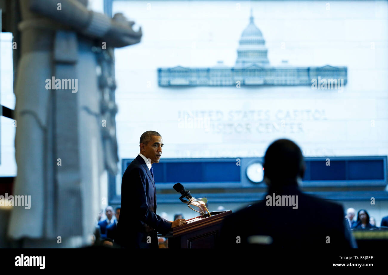 Il Presidente degli Stati Uniti Barack Obama offre un commento a un evento commemorativo del centocinquantesimo anniversario del XIII emendamento, che formalmente abolire la schiavitù, sulla Capitol Hill, a Washington, DC, 9 dicembre, 2015. I membri del Parlamento e del Senato, compresi Congressional leadership e il Congressional Black Caucus partecipare. Credito: Aude Guerrucci/Piscina via CNP - nessun filo SERVICE - Foto Stock