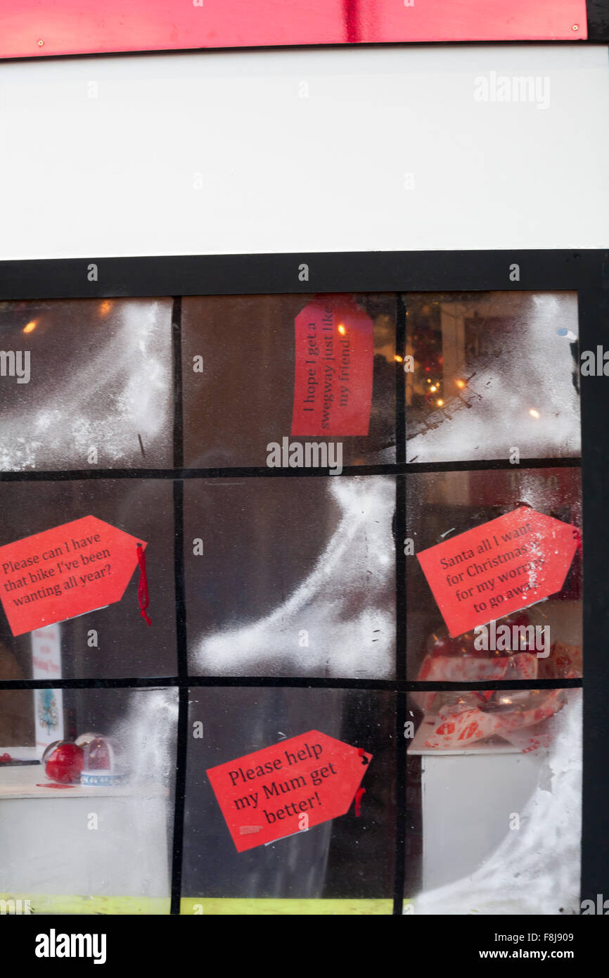 Auguri di Buon Natale nella finestra del mercato di Natale di stallo a Southbank, Londra nel dicembre Foto Stock