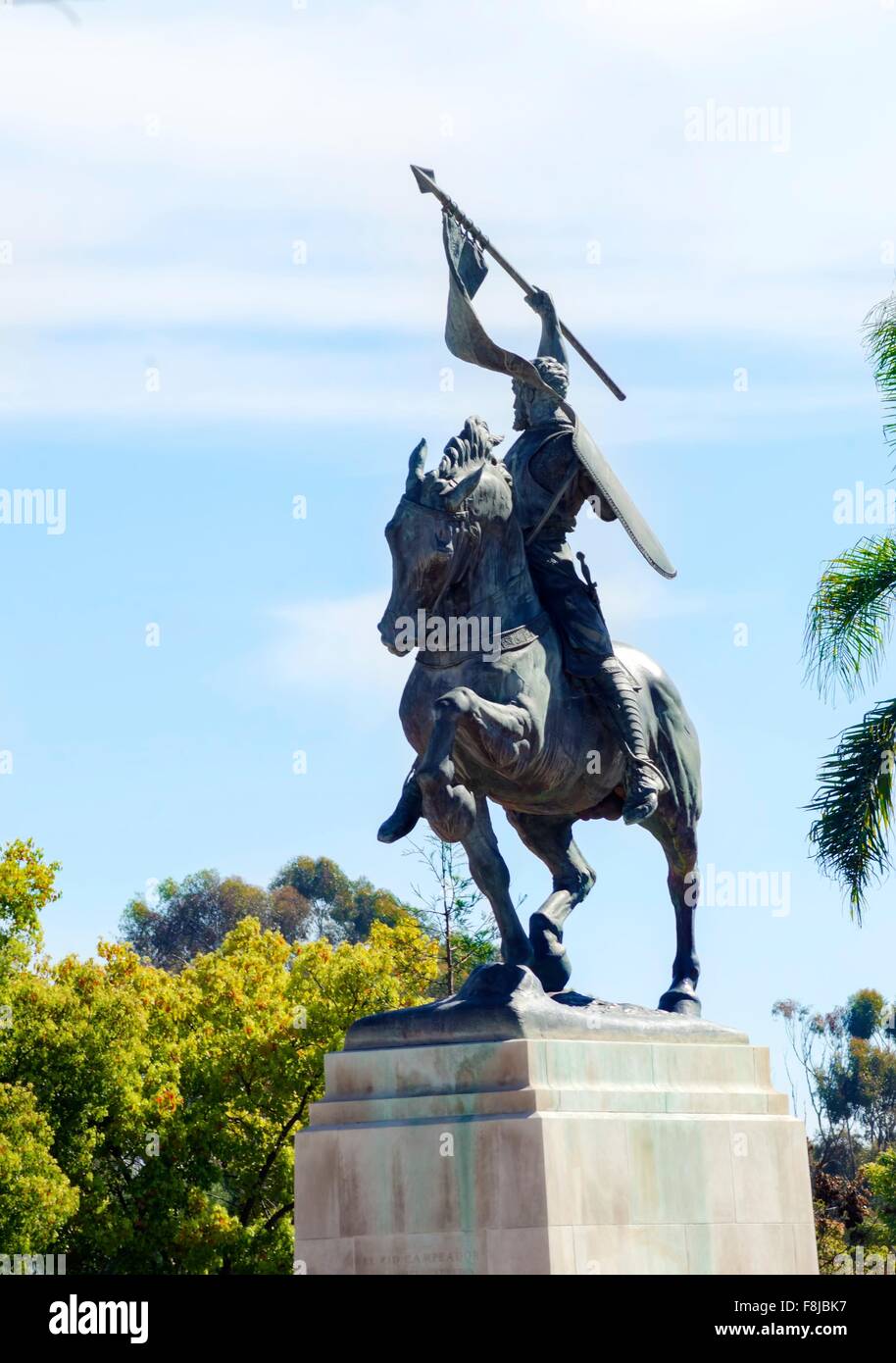 La statua di El Cid, Rodrigo Díaz de Vivar, spagnolo un eroe medievale su un cavallo tenendo un armati di lancia e di scudo. La scultura è stata un Foto Stock