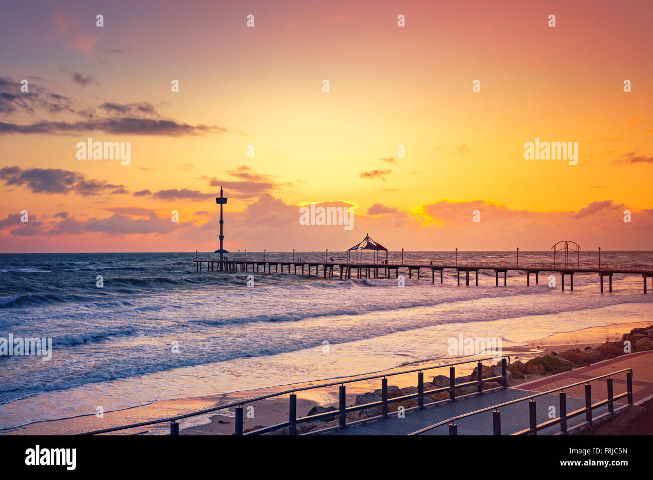 Brighton molo al tramonto in una giornata di vento, Sud Australia Foto Stock
