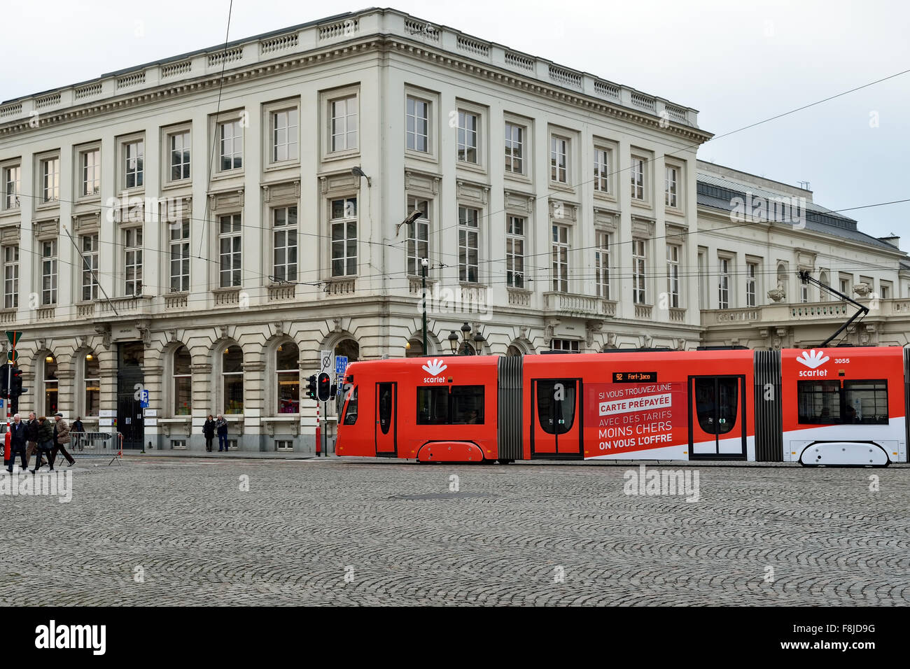 Bruxelles, Belgio-DECDEMBER 03, 2015: tram colorato decorato a scopo pubblicitario arriva alla stazione di Rue de la Regence Foto Stock