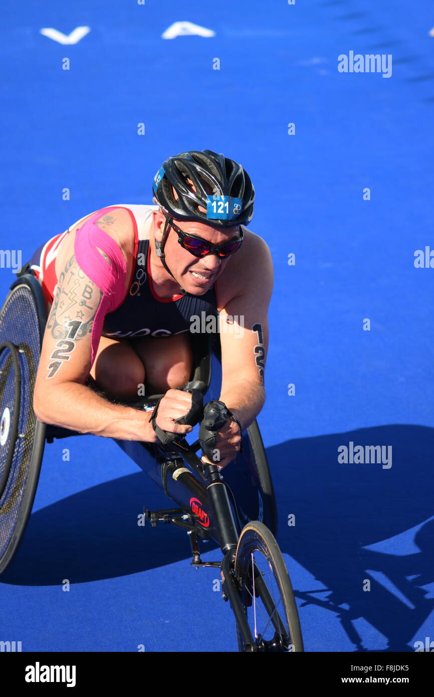 Paratriathlete Phil Hogg prende il moto della gamba dell'ETU 2015 Campionati Europei di Ginevra. Foto Stock