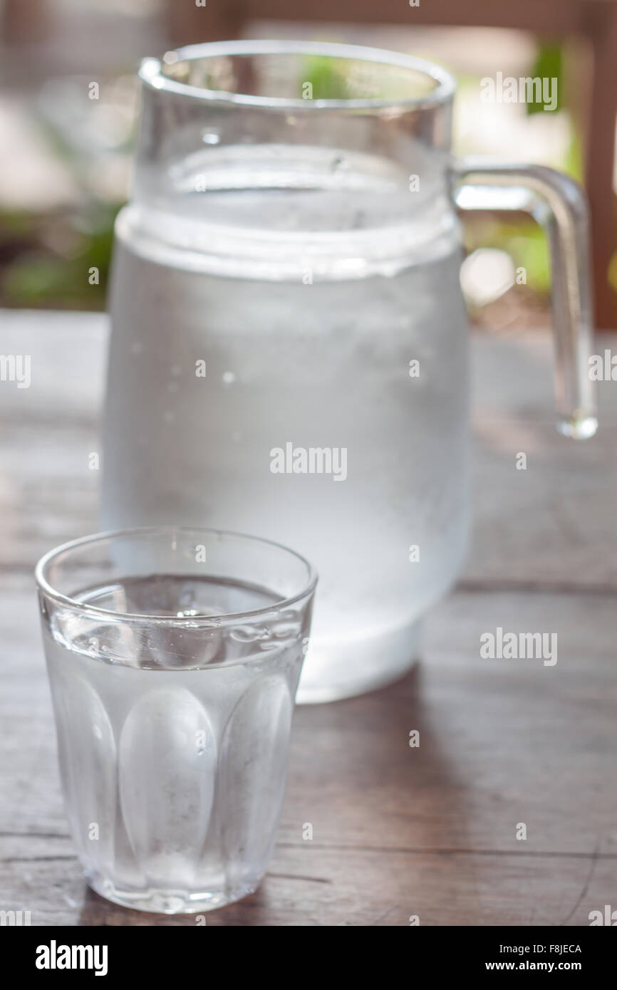 Bicchiere di acqua fredda con i jar, stock photo Foto Stock