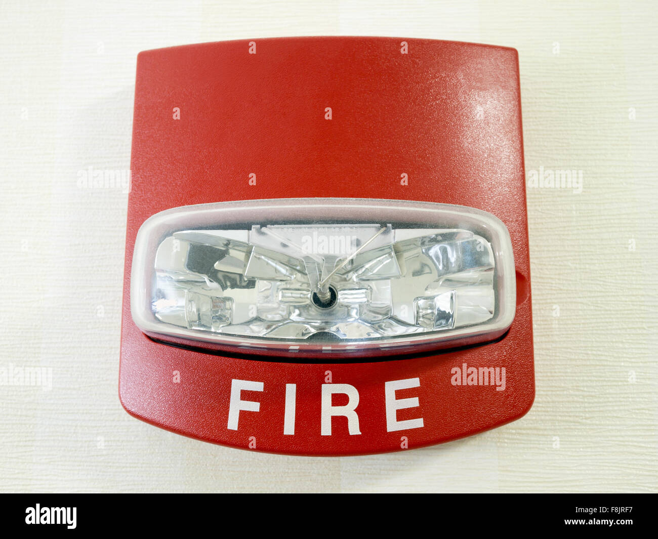 Rosso fuoco allarme luce stroboscopica rivelatore di fumo montato su una parete come parte di un esercizio commerciale sistema di protezione antincendio Foto Stock