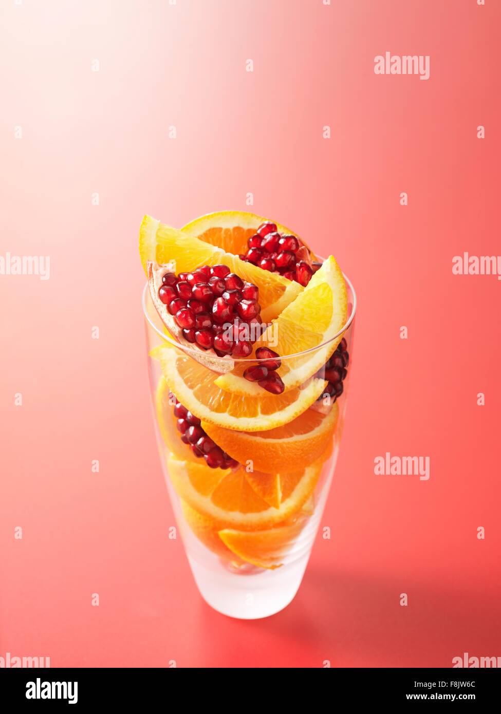 Gli ingredienti nel bicchiere per Orange e melograno succo di frutta Foto Stock