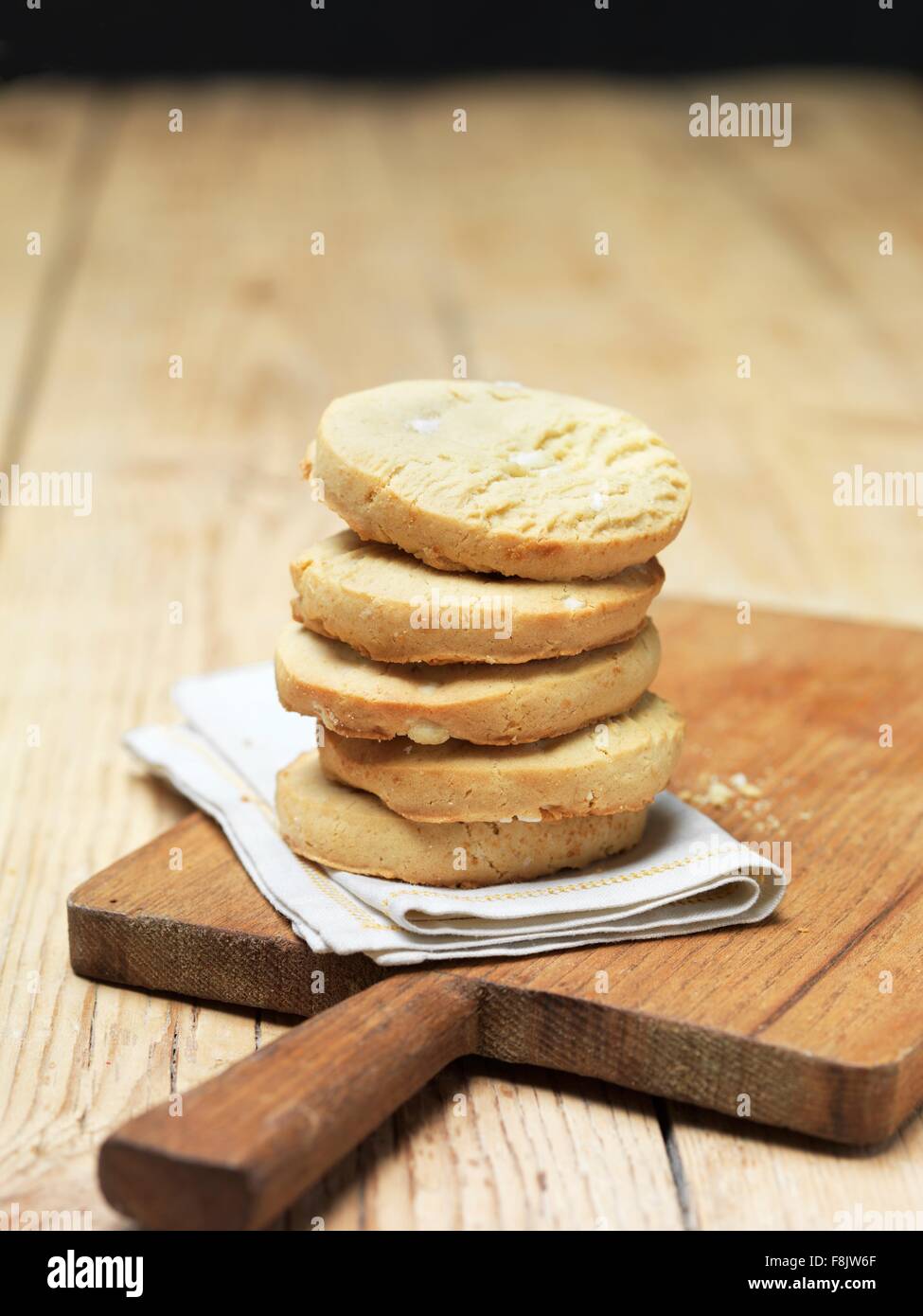 Pila di lemon meringue cookies sul tovagliolo Foto Stock