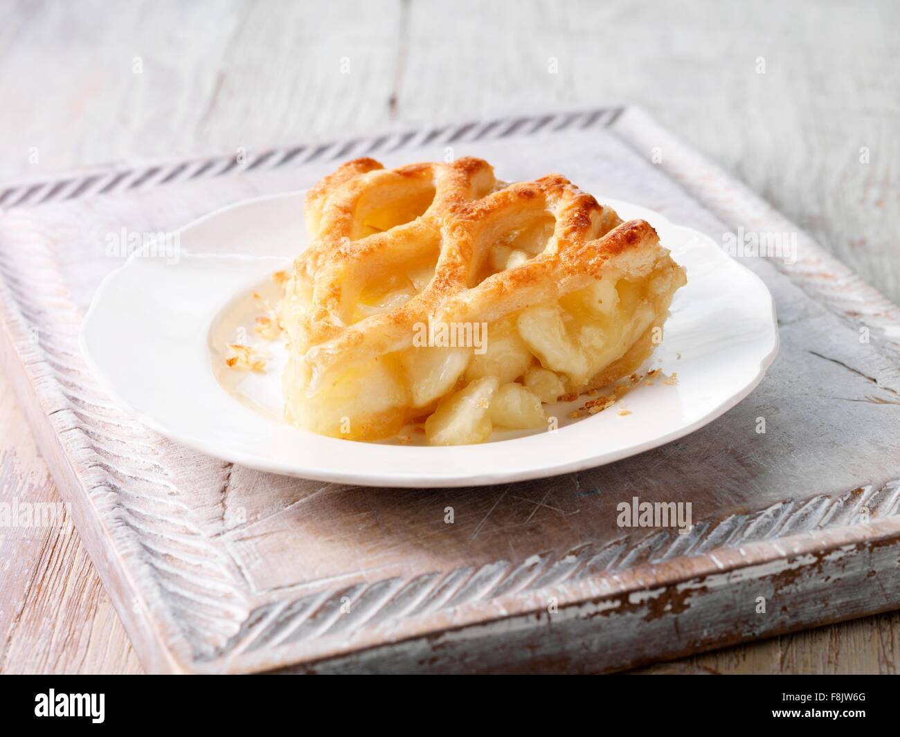 Brambly fetta di torta di mele sul tagliere di legno Foto Stock