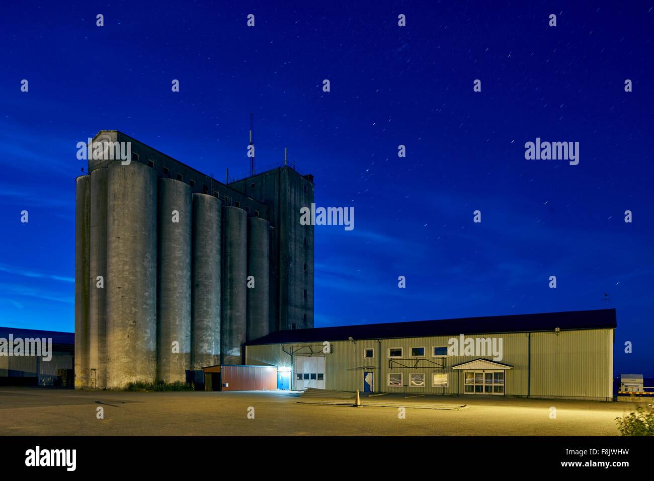 Edifici industriali e il cielo stellato di notte, Kalmar, Svezia Foto Stock