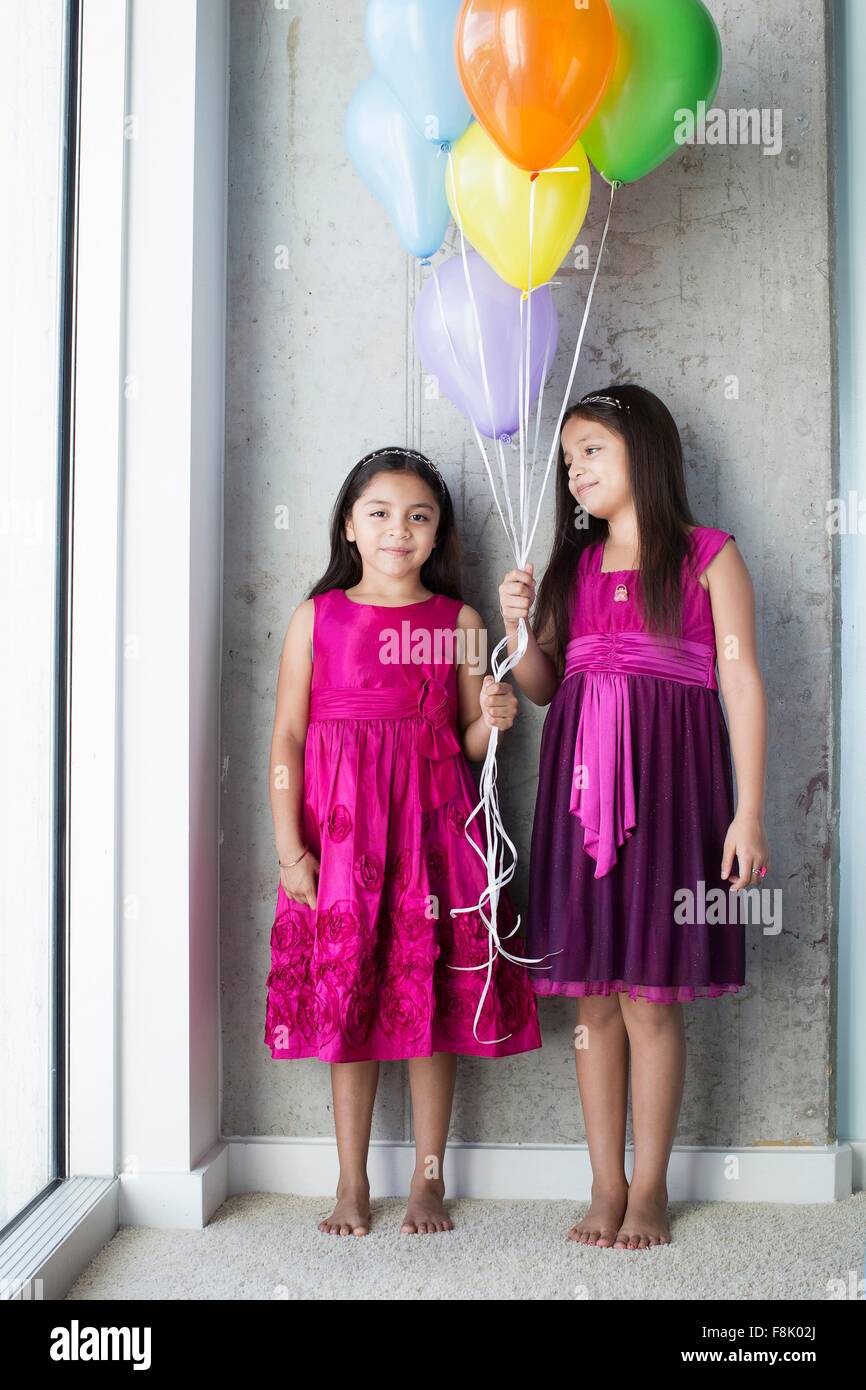 Ritratto di due giovani ragazze palloncini di contenimento Foto Stock