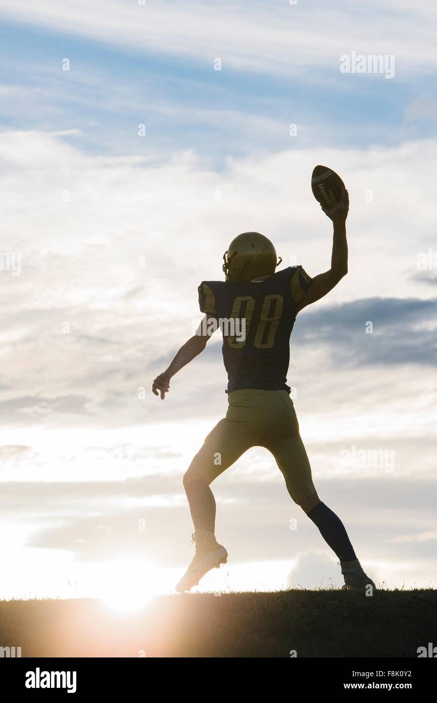 Giovane giocatore di football americano che sta per lanciare la sfera Foto Stock