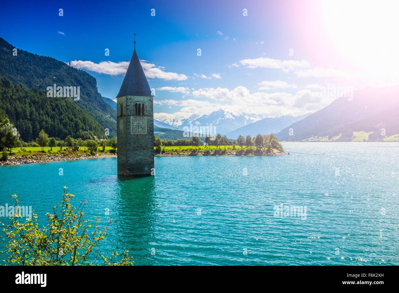 Soleggiato guglia della chiesa nel lago, Trentino Alto Adige, Italia Foto Stock
