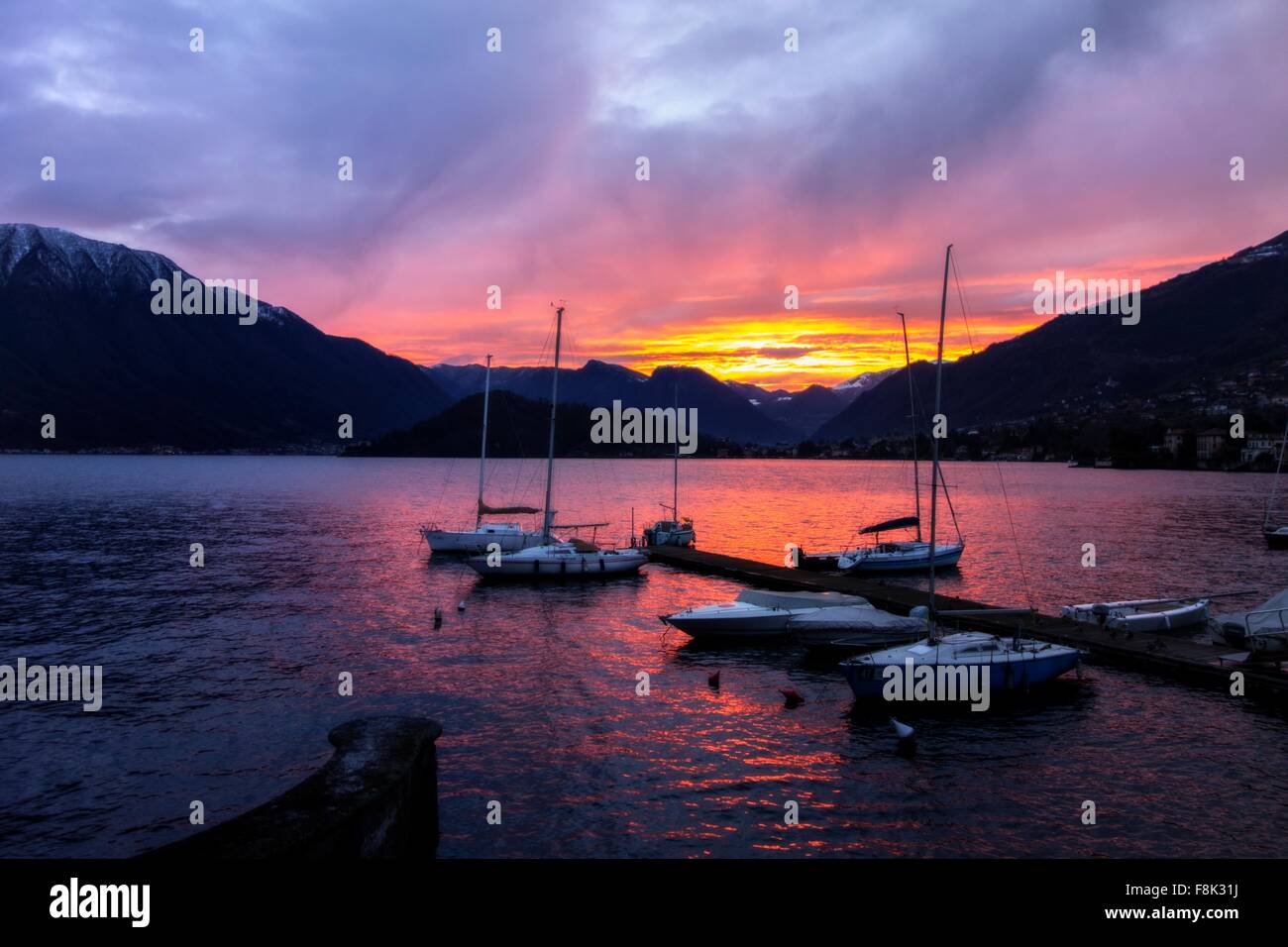 Barche al tramonto sul Lago di Como, Italia Foto Stock