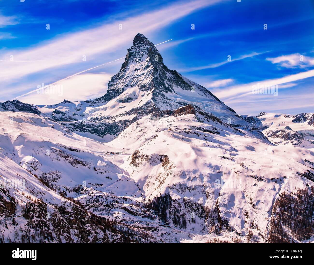 Vista in elevazione della coperta di neve Cervino, Zermatt, Svizzera Foto Stock