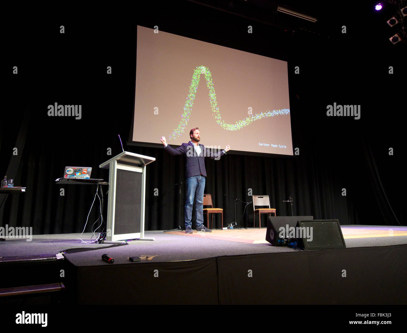 Scrittore olandese, imprenditore e un esperto di innovazioni Jim Stolze spiegando il Gartner hype cycle sul palco in Ermelo, Netherlan Foto Stock