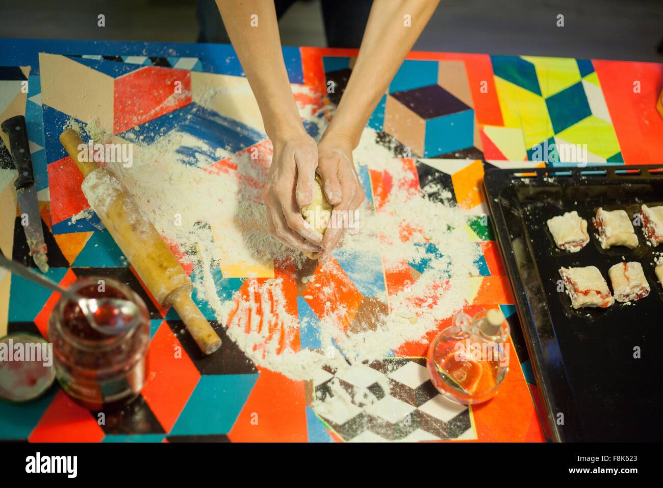 Vista aerea di womans mani formatura di impasti al tavolo della cucina Foto Stock