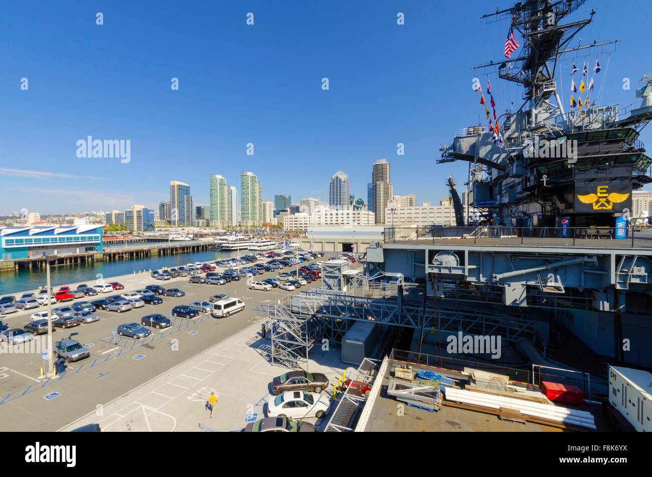 La storica portaerei USS Midway Museum ormeggiata in Broadway molo nel centro cittadino di San Diego, la California del Sud, Regno Stat Foto Stock