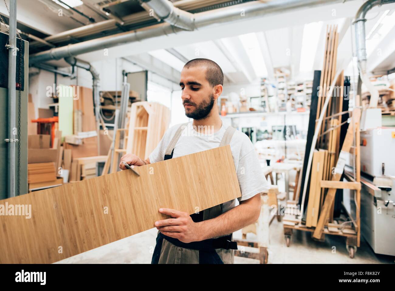 Carpenter lavorando su legno Foto Stock