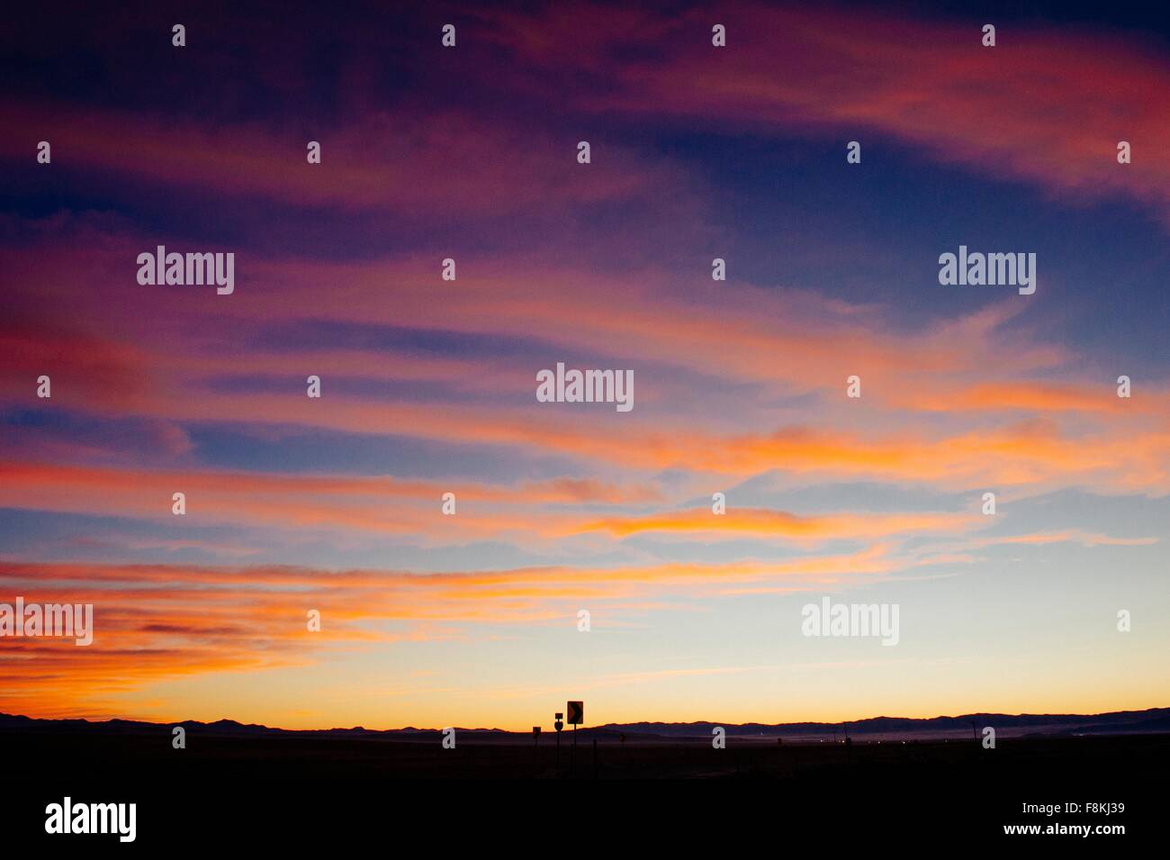 Drammatico colore arancione cloudscape nel cielo di sera, Bonneville, Utah, Stati Uniti d'America Foto Stock