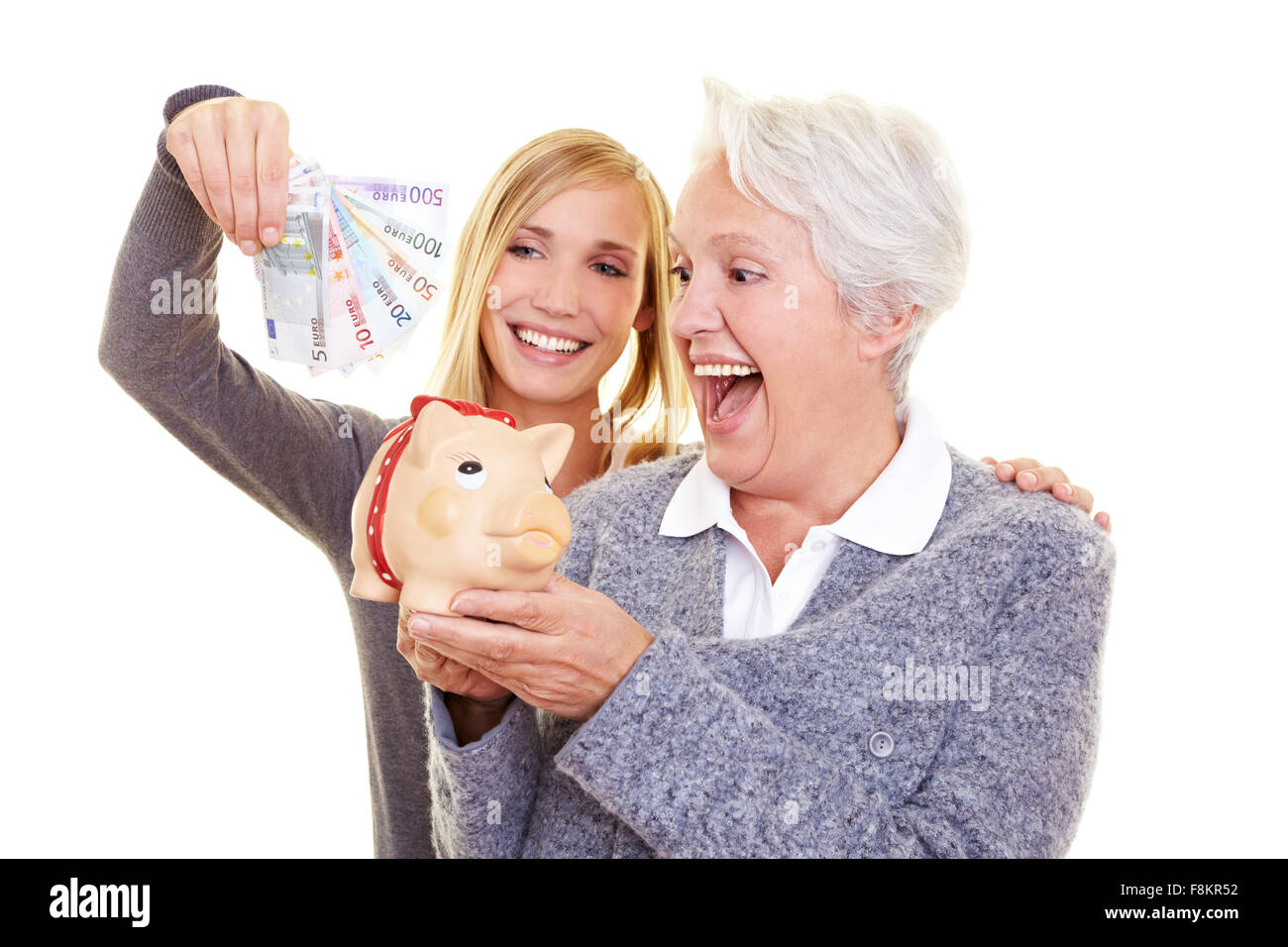 Giovani e vecchi donna mettere soldi nel salvadanaio per pensione Foto Stock