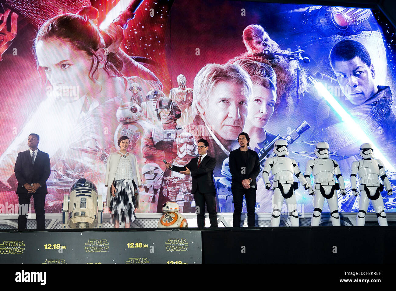 Tokyo, Giappone. 10 dicembre, 2015. (L a R) attore John Boyega, Droide R2-D2, attrice Daisy Ridley, droid BB-8, direttore J.J. Abrams, attore Adam conducente e Imperial Stormtroopers frequentare il Giappone Premiere per il film ''Star Wars: La forza risveglia'' in Roppongi Hills sul dicembre 10, 2015, Tokyo, Giappone. Il cast sono trascorrere 2 giorni in Giappone come parte della promozione per il nuovo film che è impostato a livello mondiale per il rilascio su dicembre 18th. Credito: Aflo Co. Ltd./Alamy Live News Foto Stock