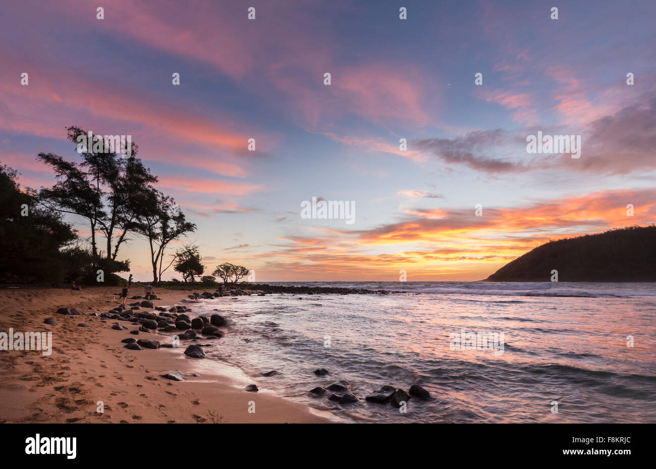 Sunrise over Moloa'una spiaggia sulla costa orientale di Kauai nelle Hawaii Foto Stock