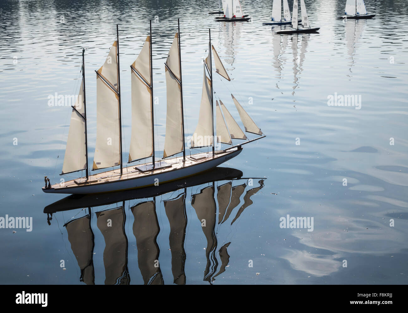 Modello di vela yacht su un laghetto Foto Stock