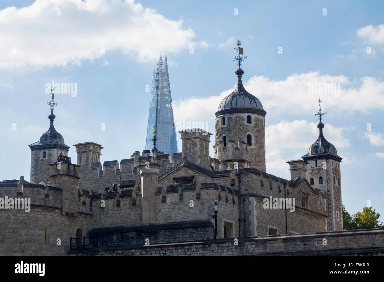 Il grattacielo Shard dietro le mura della Torre di Londra, Inghilterra, Regno Unito Foto Stock