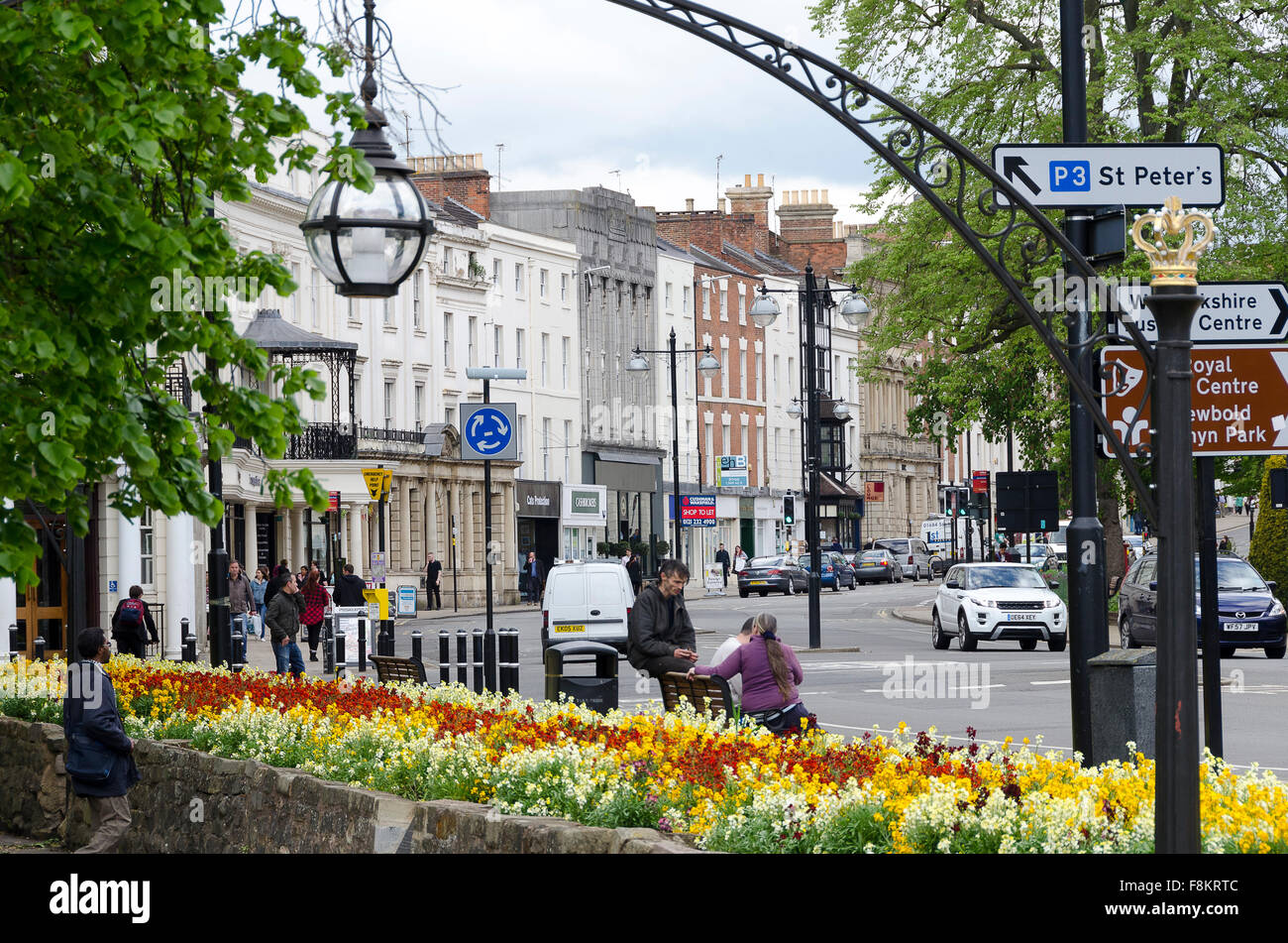 Fiori e edifici, Parade, Leamington Spa Warwickshire, Inghilterra Foto Stock