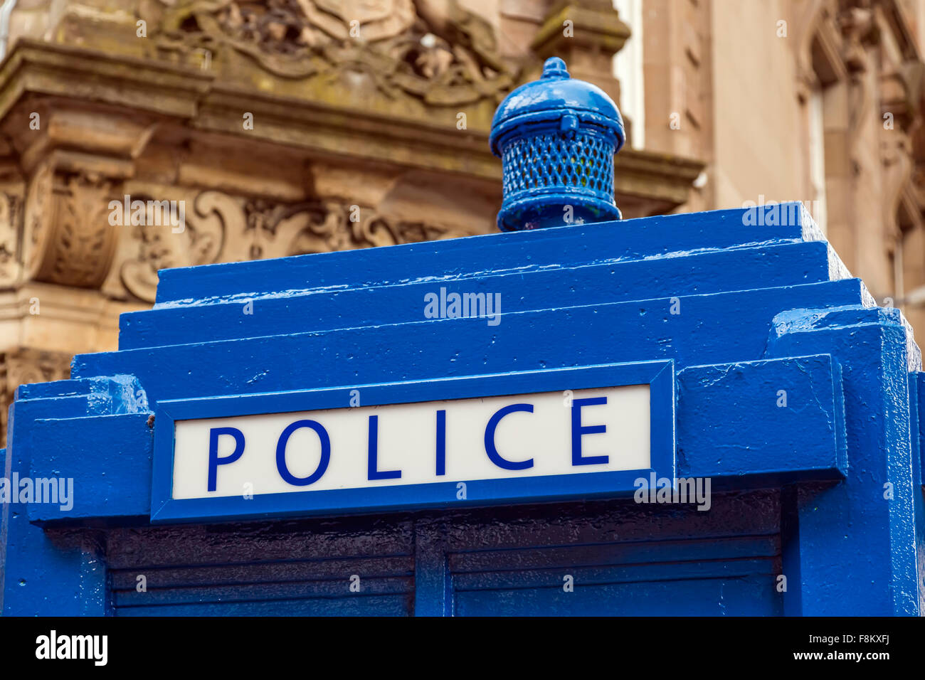 Scatola del telefono della polizia verniciata blu a Glasgow, Scozia, Regno Unito Foto Stock