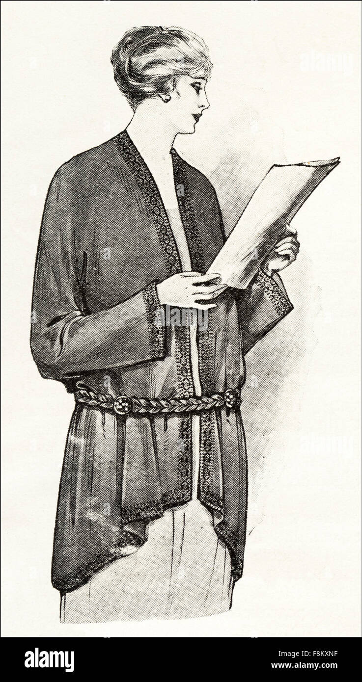 Enca la moda di 1920s. Adatto a una matrona di figura, questo black crepe de chine coatee è tagliata su linee piene e ha un nastro che può essere regolato a qualsiasi dimensione. Foto Stock