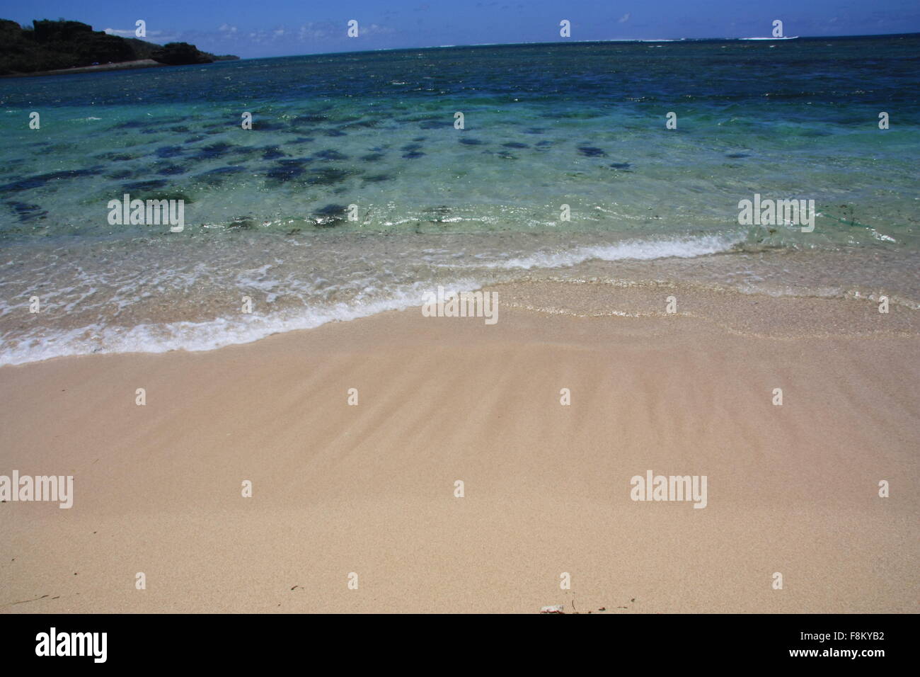Bianco di schiuma di mare lavaggio fino a terra. Africa, Mauritius, Oceano Indiano Foto Stock