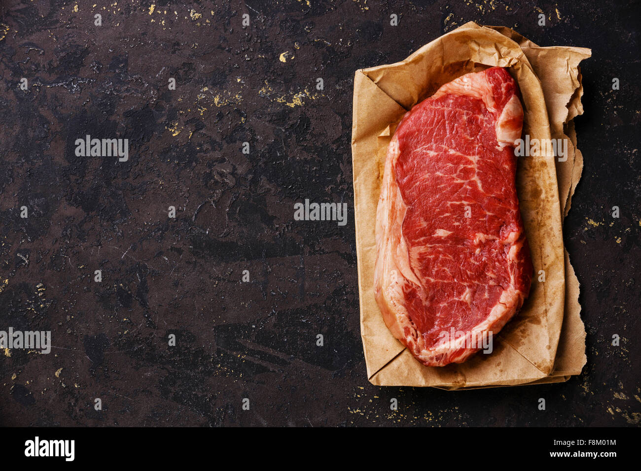 Materie carni fresche bistecca di controfiletto su carta kraft sfondo Foto Stock