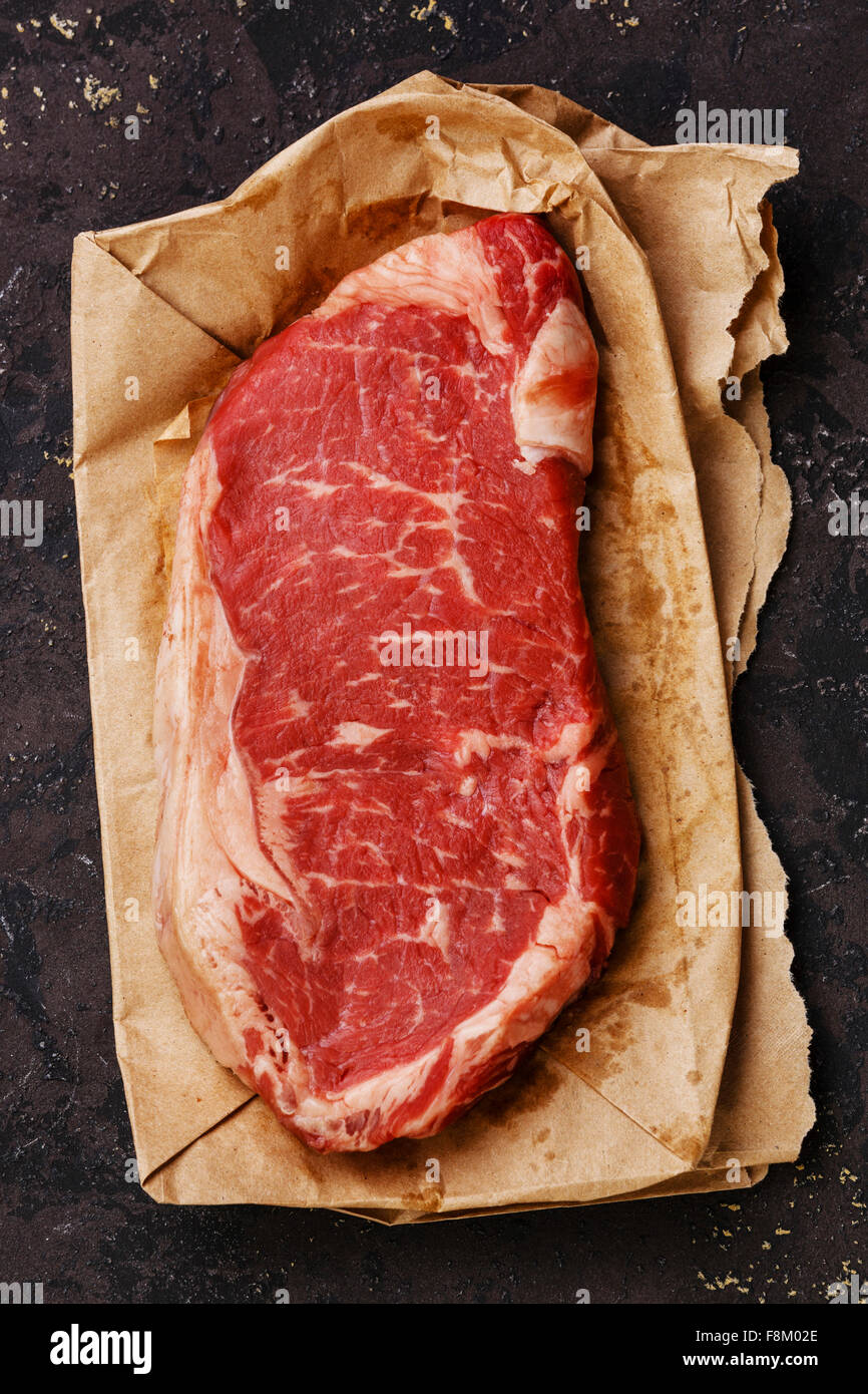 Materie carni fresche bistecca di controfiletto su carta kraft sfondo Foto Stock